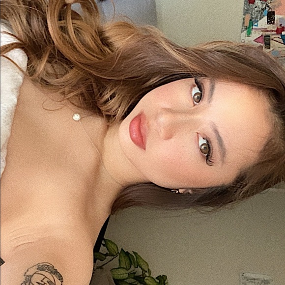 Meet your Posher, Zielle.boutique 💋 - Picture 2 of 2